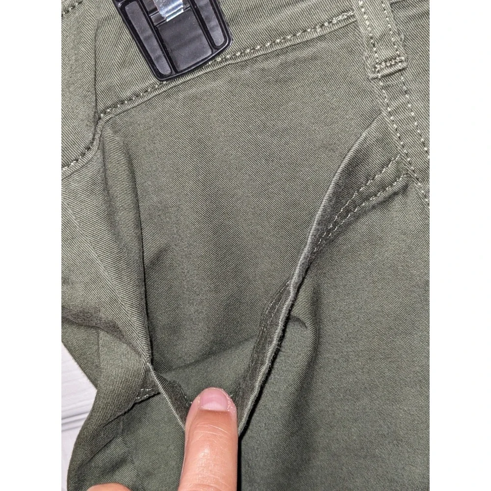 Croft & Barrow Women's  Olive Comfort Waist Mid Rise Chino Shorts Size 12‎ NWOT